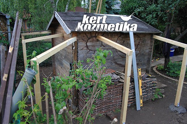 Kisház köré féltető építése (31)